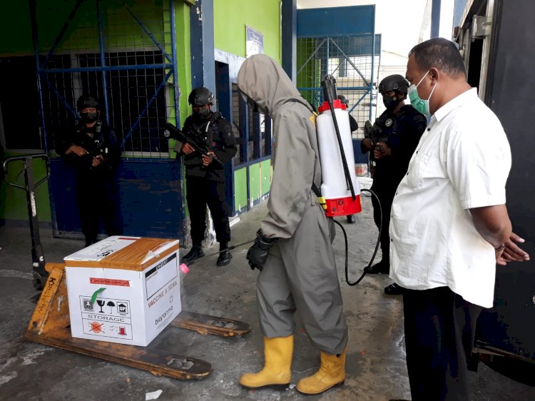 Dukung Percepatan Vaksinasi, Polda NTT Kawal Ketat Kedatangan 70 Vial Vaksin Sinovac