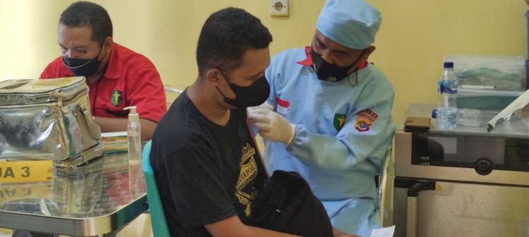 Tingkatkan Herd Immunity, Tim Vaksinator Biddokkes Polda NTT Gelar Vaksinasi di Dua Tempat