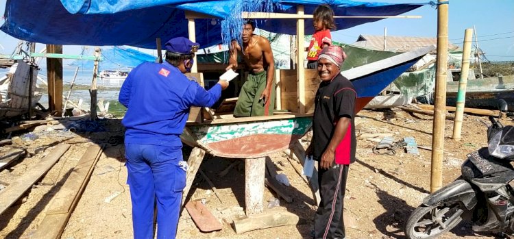 Gelar Patroli di Wilayah Pesisir Kupang, Personil Ditpolairud Polda NTT Bagikan Masker dan Imbauan Kamtibmas