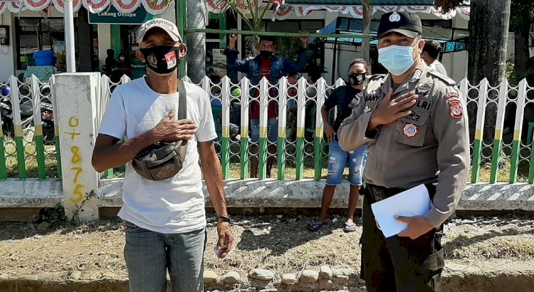 Tekan Penyebaran Covid-19, Ditbinmas Polda NTT Bagikan Masker Kepada Masyarakat Pengguna Jalan