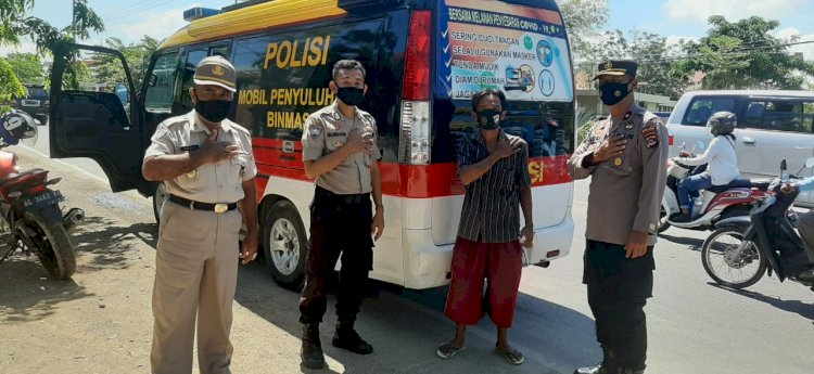 Dengan Penuh Humanis, Personel Ditbinmas Polda NTT Bagikan Masker Kepada Masyarakat