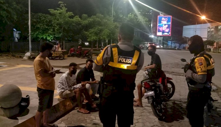 Patroli Malam, Turjawali Ditsamapta Polda NTT Terus Berupaya Berikan Edukasi Kepada Masyarakat