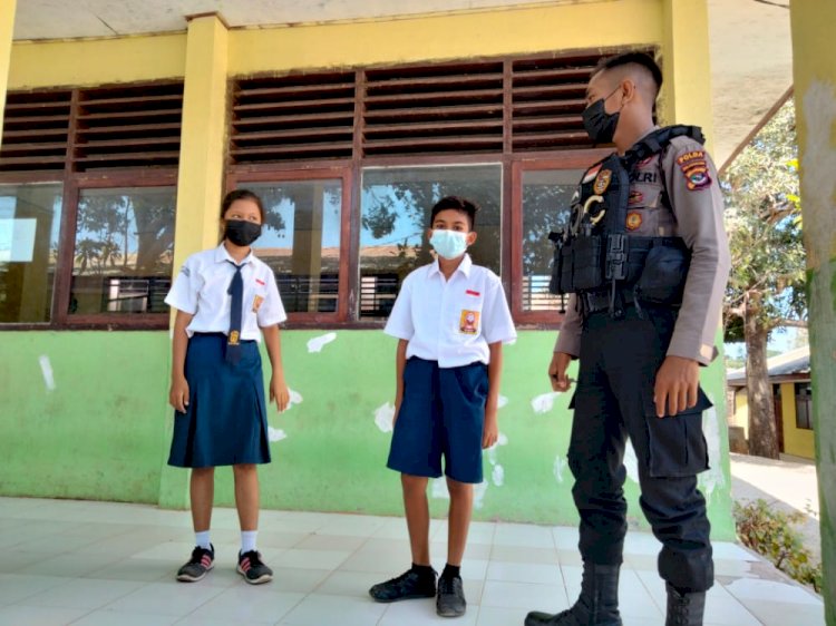 Putus Rantai Penyebaran Covid 19, Personel Ditsamapta Polda NTT Patroli Beri Edukasi kepada Para Pelajar