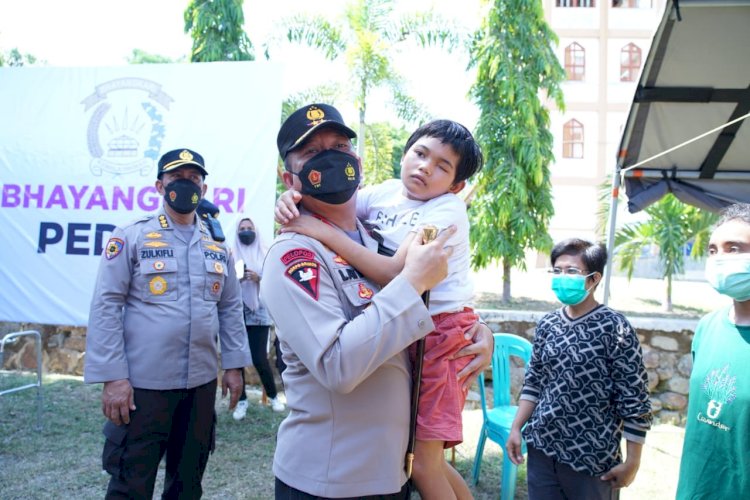 Momen Haru, Anak Disabilitas Minta Digendong Kapolda NTT Saat Kunjungan Kerja di Labuan Bajo