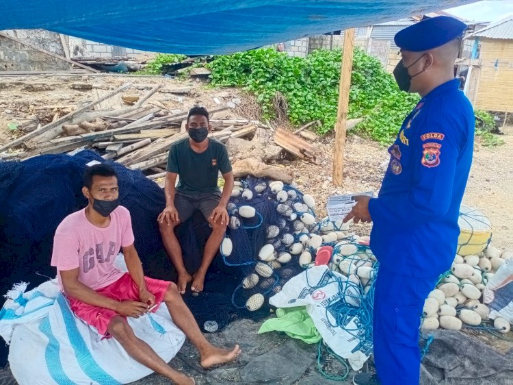 Cegah Penyebaran Covid-19 di Daerah Pesisir, Personel Ditpolairud Polda NTT Bagikan Masker Gratis Kepada Nelayan Kota Kupang