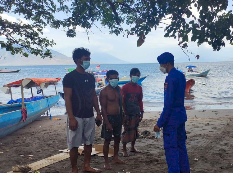 Berikan Edukasi Prokes Kepada Nelayan di Wilayah Pesisir Flotim, Personel Ditpolairud Polda NTT Ingatkan Pentingnya Membiasakan Pola Hidup Sehat