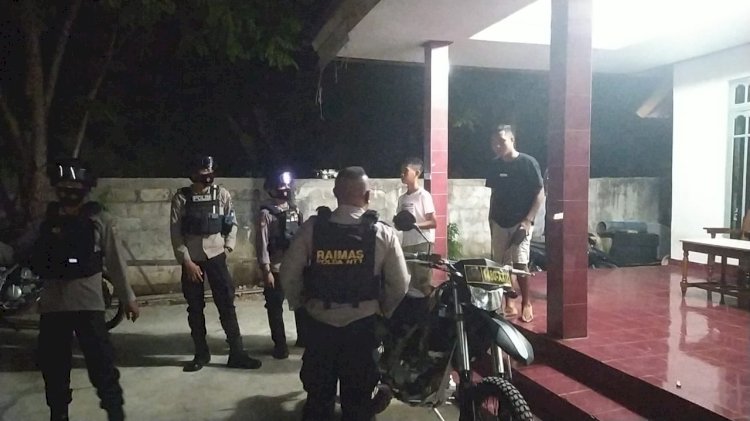 Giatkan Patroli Malam, Personel Dit Samapta Polda NTT Berikan Imbauan Kambtimas kepada Masyarakat