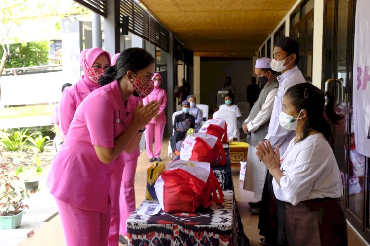 Bhayangkari Peduli, Ketua Umum Bhayangkari Ny. Juliati Sigit Prabowo Memberikan Bantuan Sosial kepada Anak Panti Asuhan