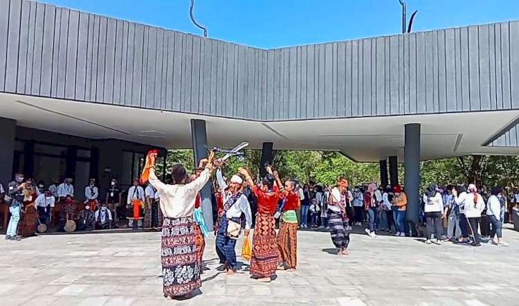 Tarian Hegong Maumere Meriahkan Kegiatan Polwan Sedunia di Labuan Bajo