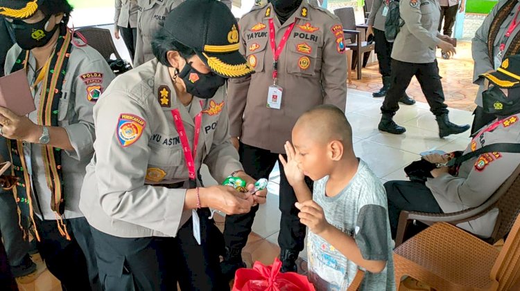 Kegiatan IAWP di Labuan Bajo, Polwan RI Sempatkan Kunjungi Panti Asuhan Beri Bantuan Sosial