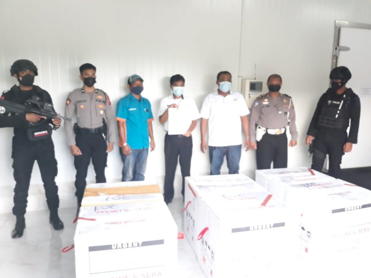 Personel Polda NTT Kawal Kedatangan 7.000 Vial Az Thailand yang Distribusikan Pemerintah Pusat Untuk Percepatan Vaksinasi di Wilayah NTT