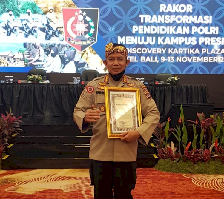 Ka SPN Polda NTT Terima Penghargaan Sebagai Nominasi The Motivator