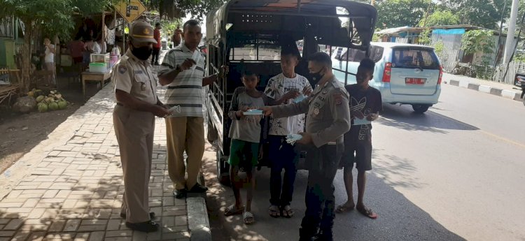 Bagikan Masker Gratis, Personel Ditbinmas Polda NTT Berharap Dapat Menjadikan Masyarakat Sadar Pentingnya Menjaga Kesehatan Diri Maupun Keluarga