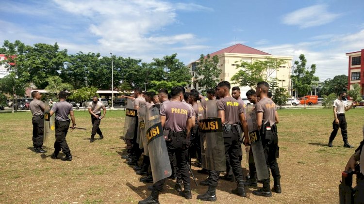 Terus Asah Kemampuan, Personel Ditsamapta Polda NTT Rutin Latihan Dalmas