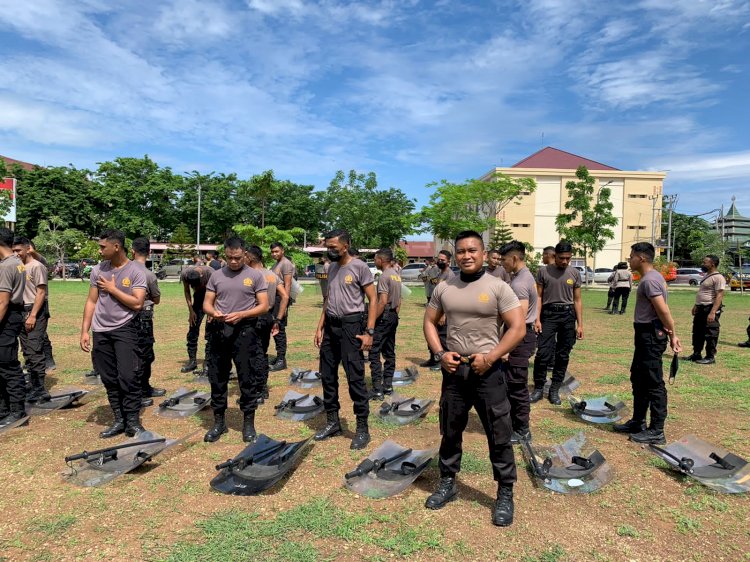 Terus Asah Kemampuan, Personel Ditsamapta Polda NTT Rutin Latihan Dalmas