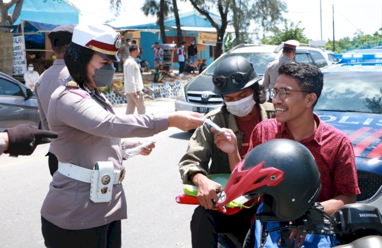 Selain Memberikan Imbauan Kamseltibcar Lantas, Personel Ops Zebra Ranakah juga Bagi-Bagi Masker kepada Pengguna Jalan