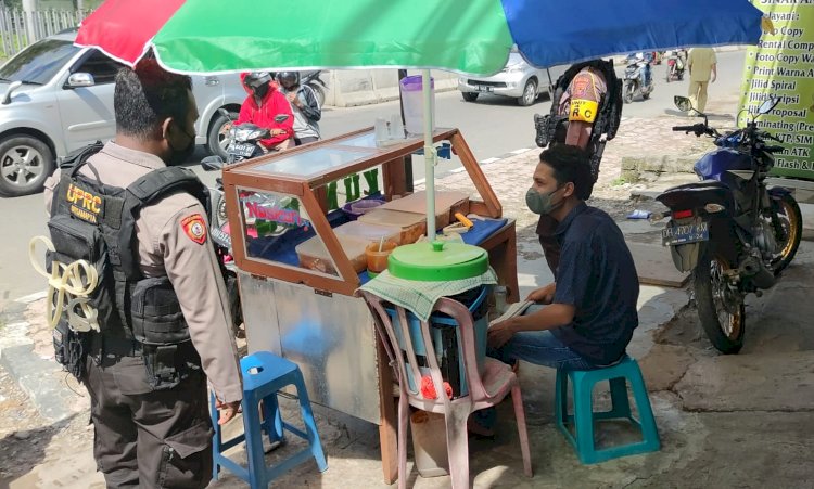 Personel UPRC Ditsamapta Polda NTT Imbau Pedagang Kaki Lima Patuhi Prokes