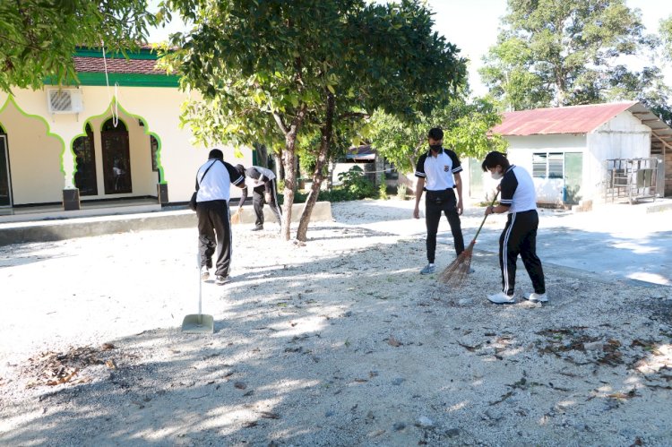 HUT Korpri Polri ke-50, PNS dan Personel Polda NTT Gelar Bakti Religi Bersih-Bersih Tempat Ibadah di Kota Kupang