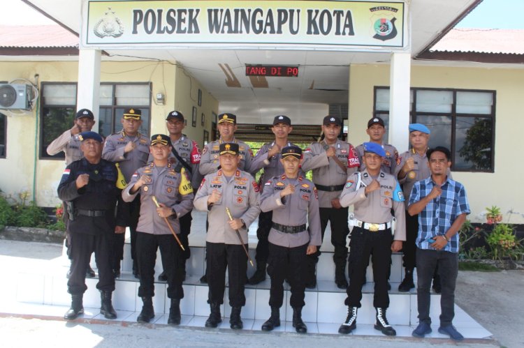 Di sela Kunjungannya di Sumba Timur, Kapolda NTT Sempatkan Diri Kunjungi dan Memotivasi Personel Polsek Waingapu Kota