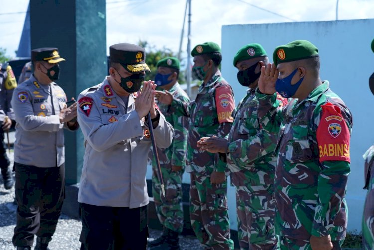 Keakraban Terlihat Saat Kapolda NTT Menyapa Para Personel Koramil 1601-05/Kota Waingapu Sumba Timur