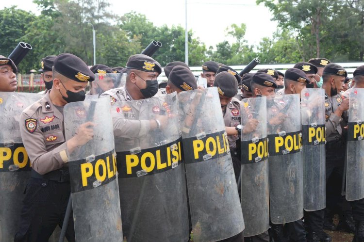 Terus Latih Peningkatan Kemampuan Dalmas, Dirsamapta Polda NTT : Kita Siap Siaga Dalam Menghadapi Segala Bentuk Ancaman