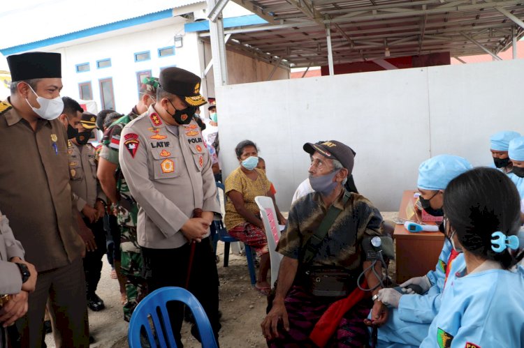 Tinjau Vaksinasi Serentak Indonesia di TTS, Kapolda NTT Berharap Saat Nataru Capaian Vaksin  Sudah Mencapai 70 Persen