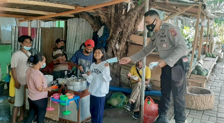 Upaya Cegah Penyebaran Covid-19, Personel Ditbinmas Sosialisasi Prokes dan Bagi Masker