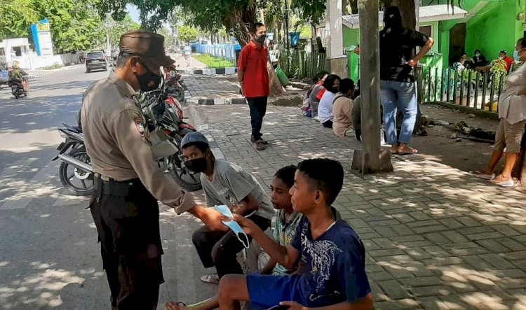 Upaya Cegah Penyebaran Covid-19, Personel Ditbinmas Sosialisasi Prokes dan Bagi Masker