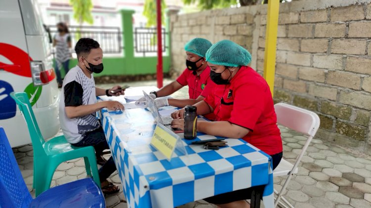 Tim Vaksinator Biddokkes Polda NTT Gelar Pelayanan Vaksinasi Tahap I dan II di Klinik Turangga