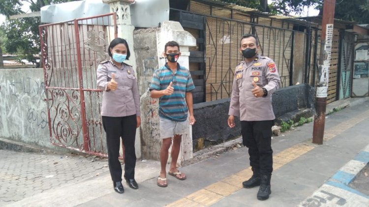 Sambangi Pemukiman Warga, Personel Ditbinmas Polda NTT Edukasi Warga Tentang Prokes Serta Bagi Masker Gratis