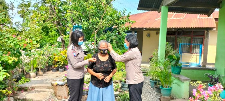 Upaya Antisipasi Penyebaran Covid-19, Personel Ditbinmas Polda NTT Sambang Warga dan Bagikan Masker