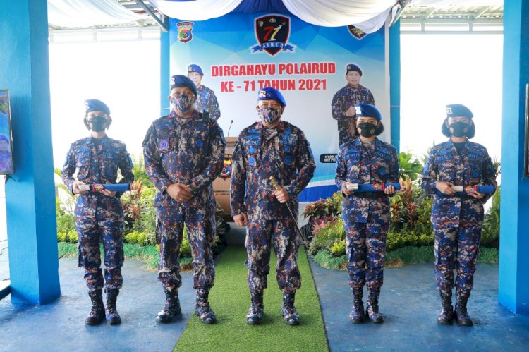 Di HUT ke-71 Polairud, Tiga Personel Polwan Ditpolairud Polda NTT Mendapat Brevet Bhayangkara Bahari