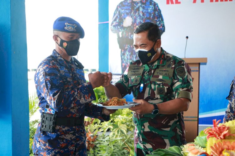 Syukuran HUT Polairud Ke-71, Kapolda NTT Bersama Danlantamal VII Kupang Berikan Potongan Tumpeng Kepada Anggota Ditpolairud Tertua dan Termuda