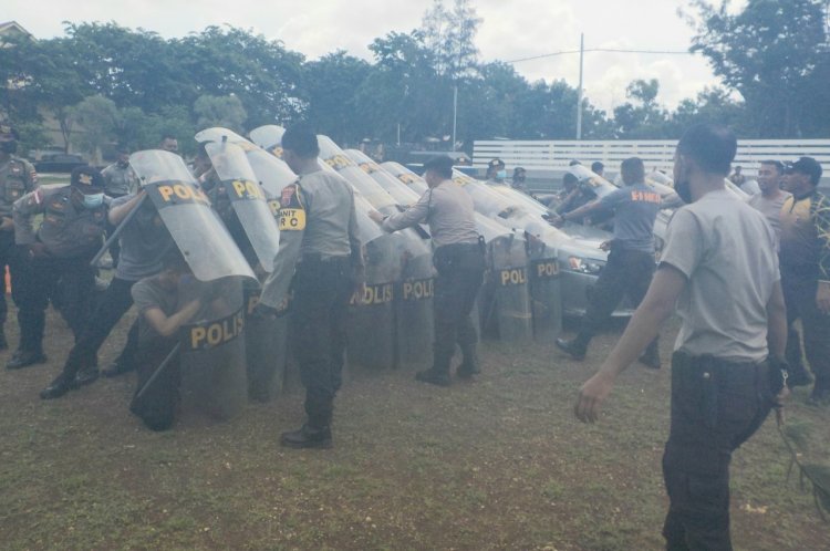 Tingkatkan Kemampuan dan Kesiapsiagaan, Personel Ditsamapta Polda NTT Terus Latih Pengendalian Massa