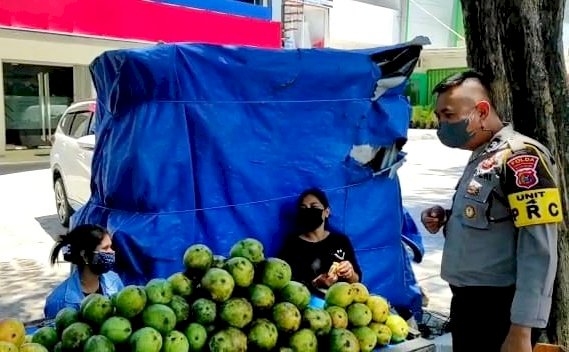 Upaya Cegah Laju Penyebaran Covid-19, UPRC Ditsamapta Polda NTT Imbau Pedagang Buah Agar Tetap Menjaga Prokes