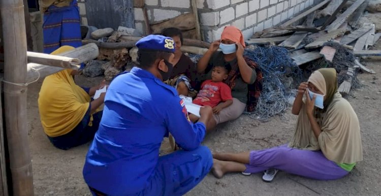 Kunjungi Wilayah Pesisir Sikka, Personel Ditpolairud Polda NTT Ingatkan para Ibu-ibu untuk Tidak Berkerumun dan Patuhi Prokes