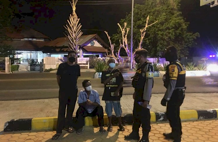 Cegah Gangguan Kamtibmas dan Penyebaran Covid-19, Tim Patroli Turjawali Ditsamapta Polda NTT Beri Pesan Kamtibmas dan Sosialisasi Prokes Kepada Warga