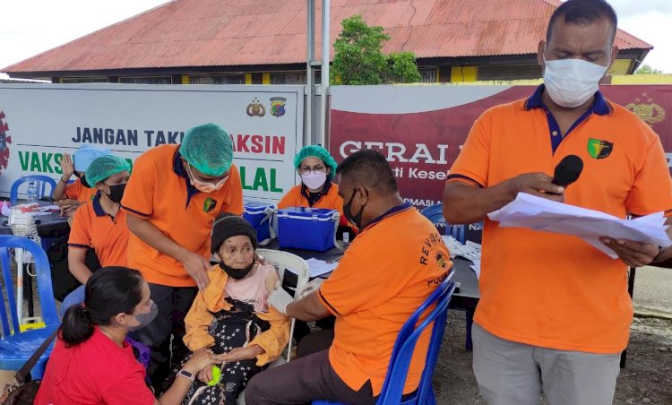 Percepat Capaian 70 persen Vaksinasi, Tim Vaksinator Biddokkes Polda NTT Gelar Vaksinasi Bagi Masyarakat di Kota Soe