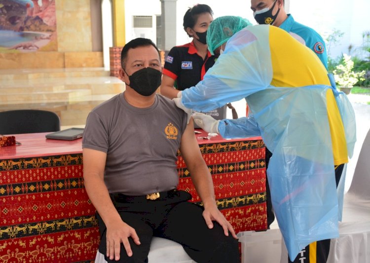 Tingkatkan Herd Immunity, Kapolda NTT Lakukan Vaksin Covid 19 Tahap Tiga