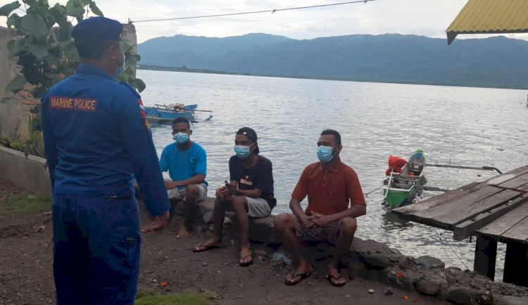 Antisipasi Cuaca Buruk, Personel Ditpolairud Polda NTT Beri Imbau Warga Pesisir Lamaera Berhati-Hati Saat Melaut