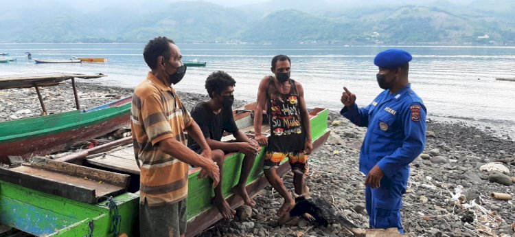 Pantau Aktivitas Masyarakat Pesisir Lembata, Personel Ditpolairud Polda NTT Ingatkan Jaga Kamtibmas