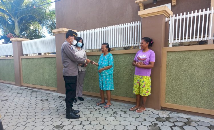 Binluh dan Bagi Masker, Personel Subditbhabinkamtibmas Ditbinmas Polda NTT Sambangi Warga LLBK Kota Kupang