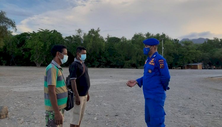 Cegah Penyebaran Virus, Personel Ditpolairud Polda NTT Ingatkan Warga Belu Kurangi Kerumunan Saat Melaut