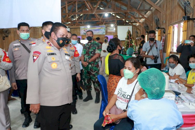 Tinjau Vaksinasi di Gereja GMIT Samaria Noelbaki, Wakapolda NTT Optimis Sebelum Tahun Baru NTT Capai 70 Persen Vaksinasi