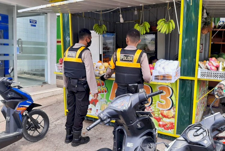 Giatkan Patroli, Personel Turjawali Ditsamapta Polda NTT Ingatkan Para Pedagang Kaki Lima di Kota Kupang Terapkan Prokes