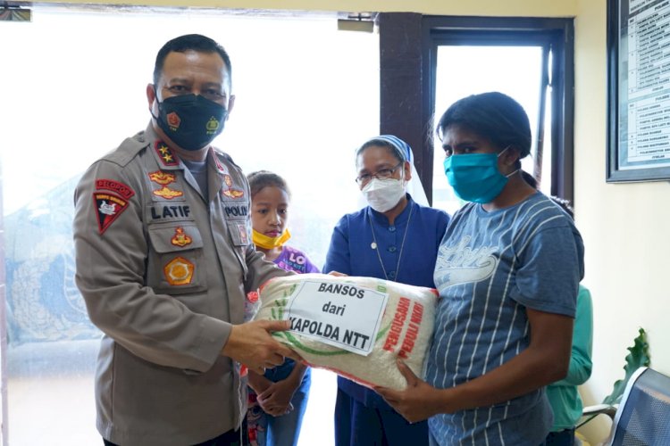 Kunjungan Kerja Ke Polres Ngada, Kapolda NTT Beri Bansos Kepada Masyarakat Terdampak Covid-19