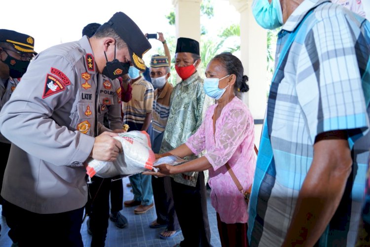 Kapolda NTT Beri Bansos Kepada Masyarakat Korban Bencana Alam dan Terdampak Covid 19 di Labuan Bajo