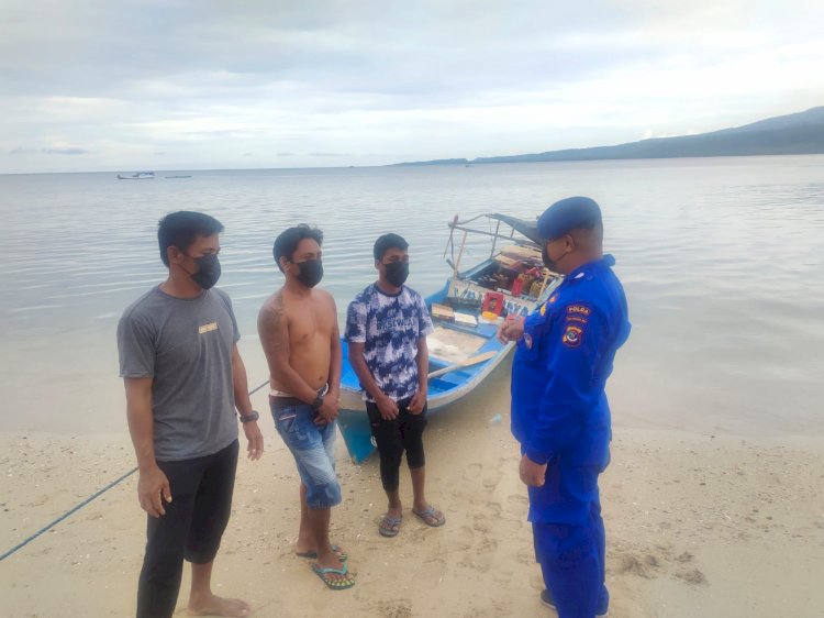 Pantau Aktivitas Warga Pesisir Sikka, Personel Ditpolairud Polda NTT Ingatkan Antisipasi Cuaca Buruk Saat Melaut