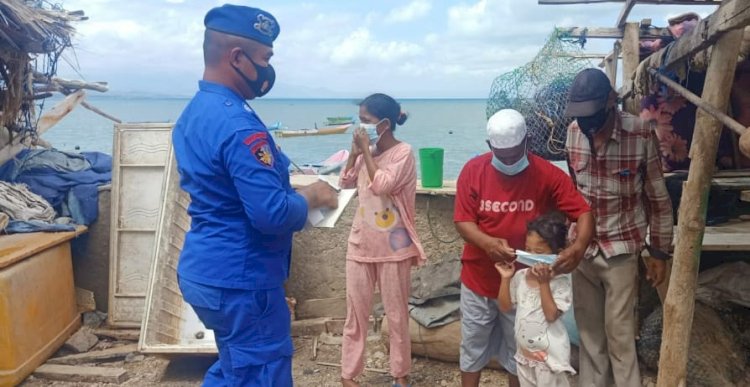 Cegah Penyebaran Virus, Personel Ditpolairud Polda NTT Bagikan Masker dan Ingatkan Prokes 5M kepada Warga Sikka