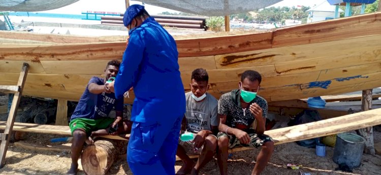 Sambangi Warga Nomosain, Personel Ditpolairud Polda NTT Ingatkan Gunakan Masker Dalam Beraktivitas